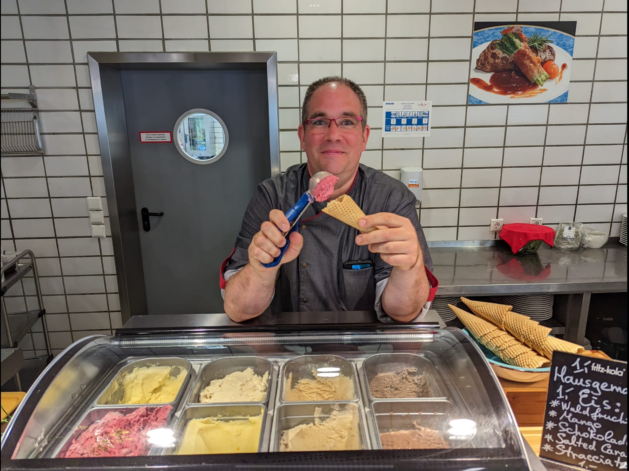 Norbert Bartsch mit hausgemachtem Eis
