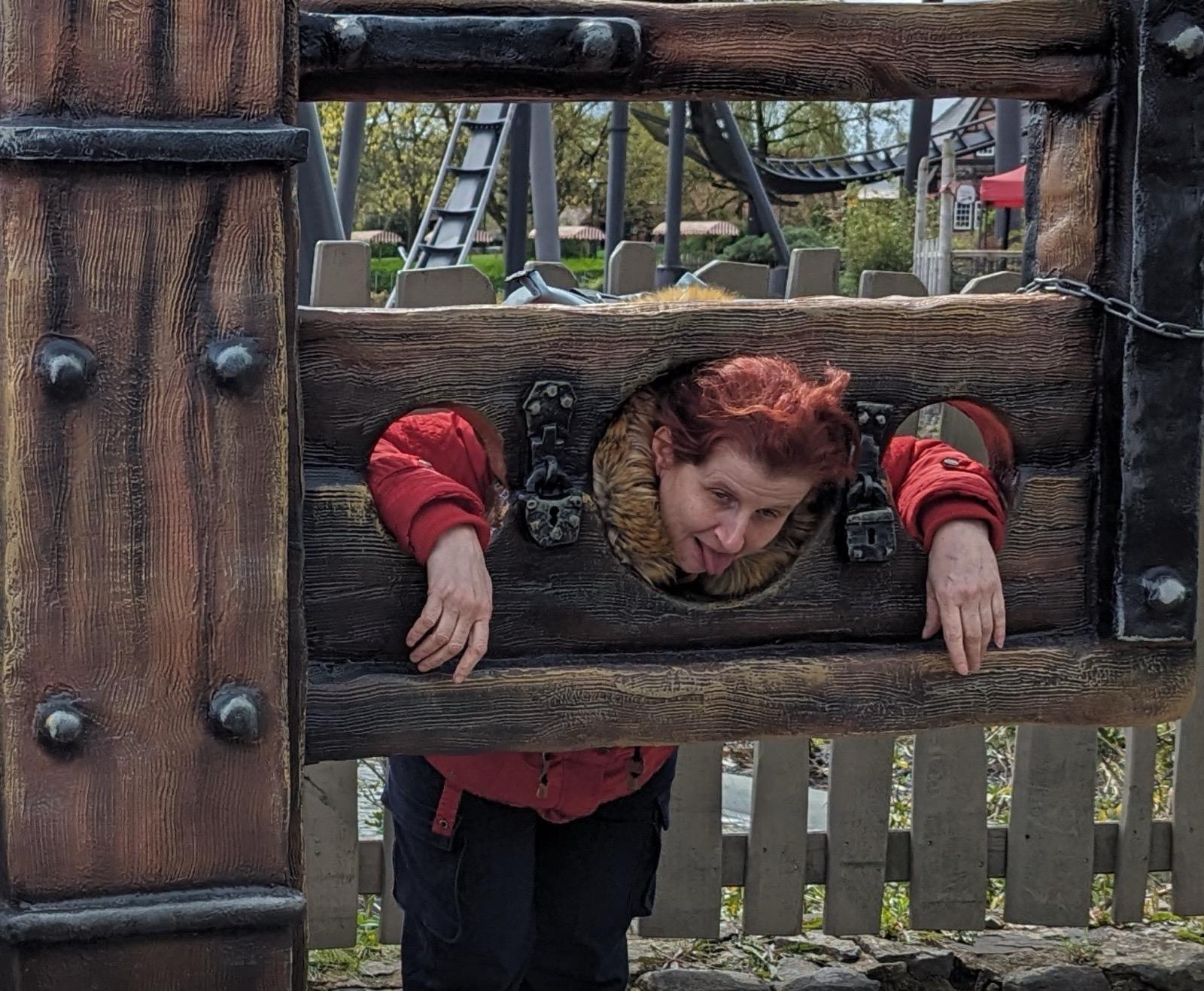 Im Pranger – Freizeitpark-Spaß