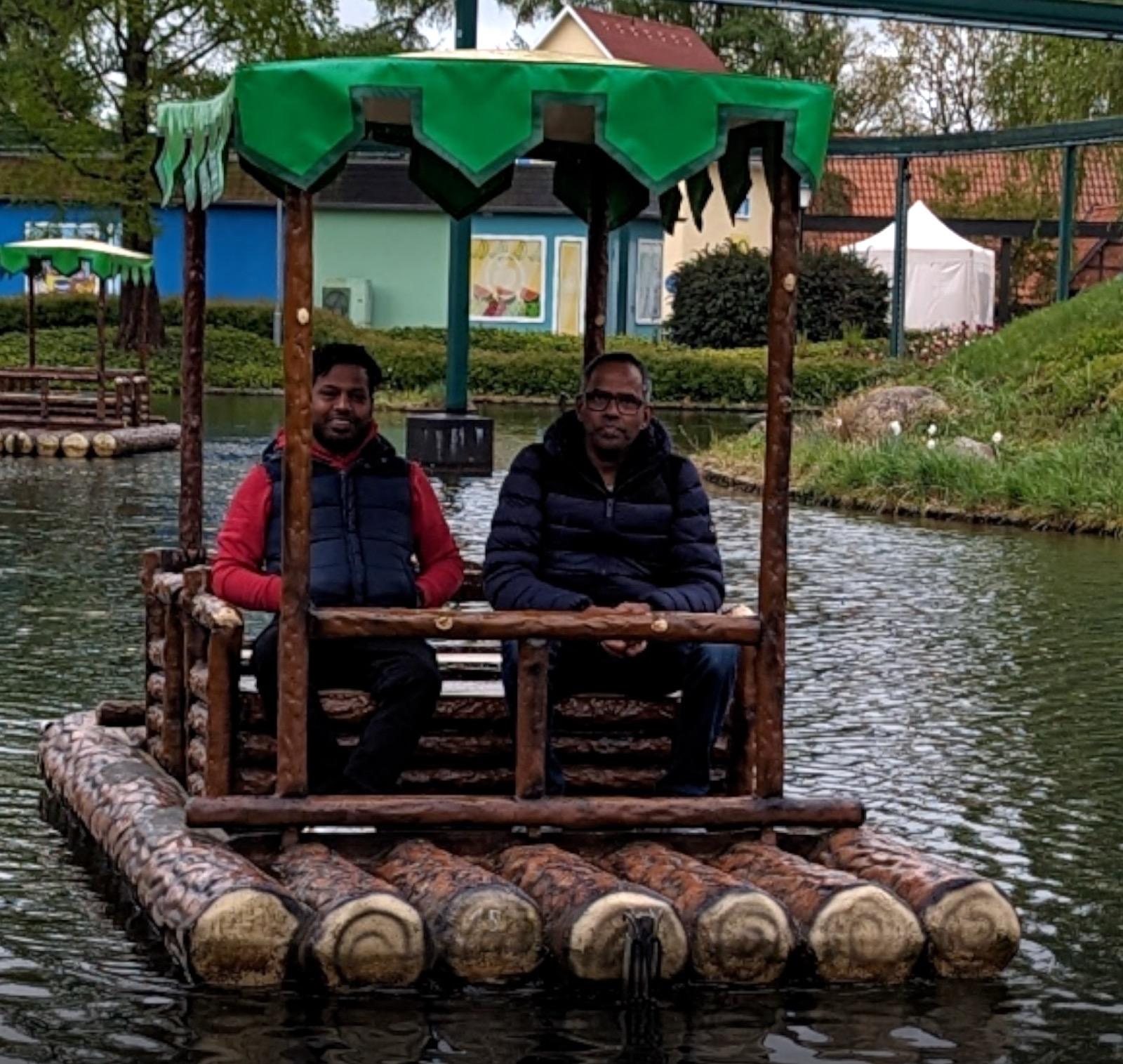 Zwei Männer auf dem Floß