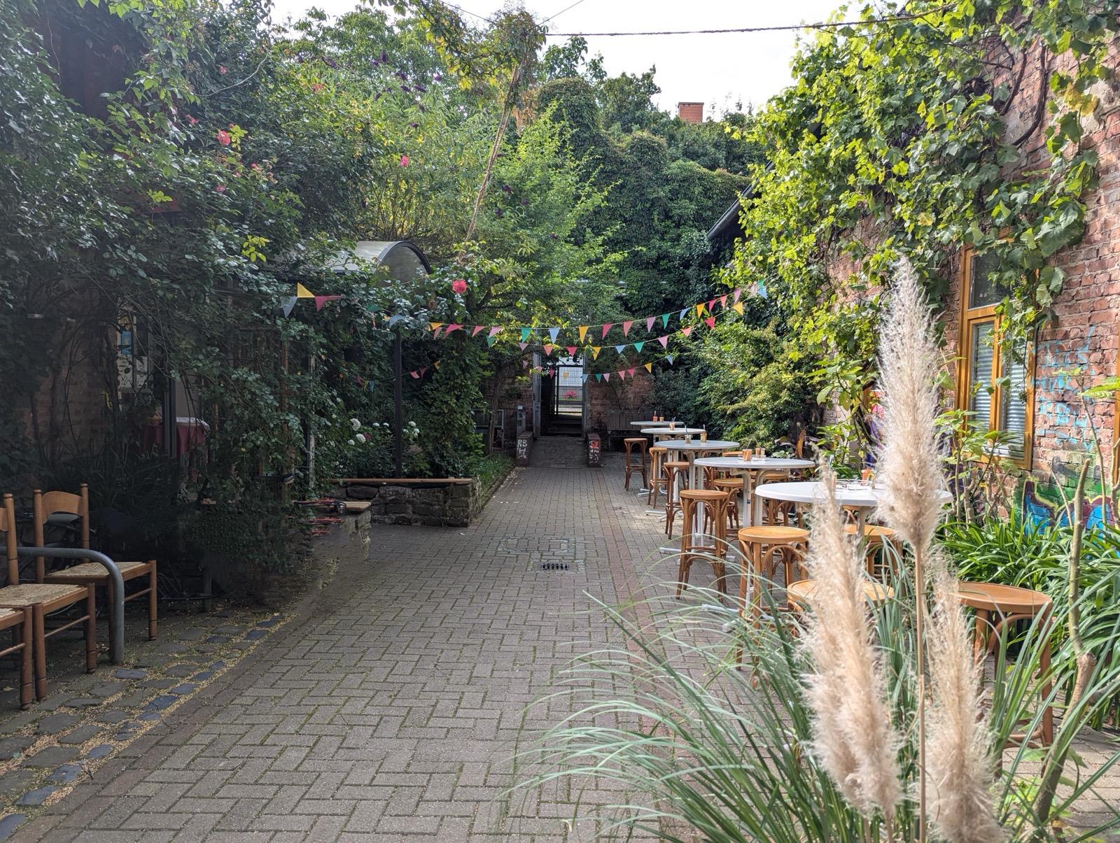 Veranstaltungslocation Innenhof essBAr Catering