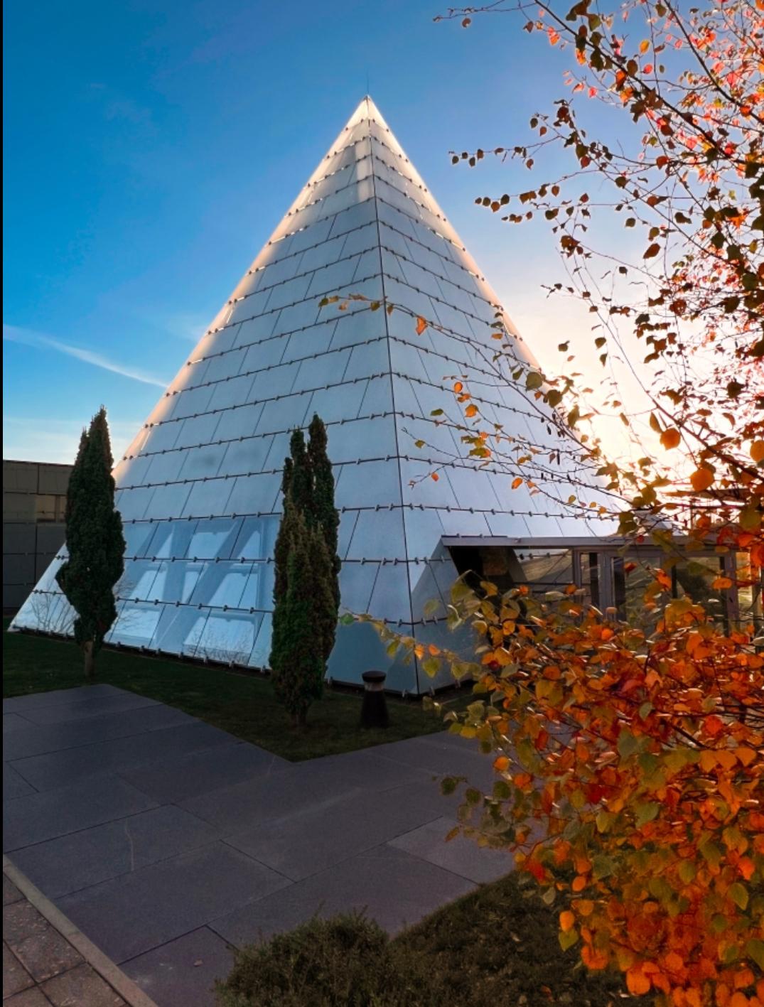 Dänischer Pavillon Pyramide Herbst